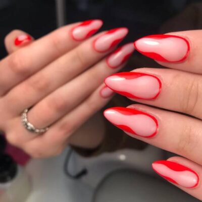 El rojo nunca pasa de moda. Descubre nuestra gama de tonos rojo para una manicura femenina, moderna y vibrante.