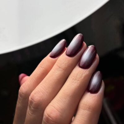 Belleza en la simplicidad: uñas de gel sencillas que realzan la forma natural de tus manos con discreción y estilo.